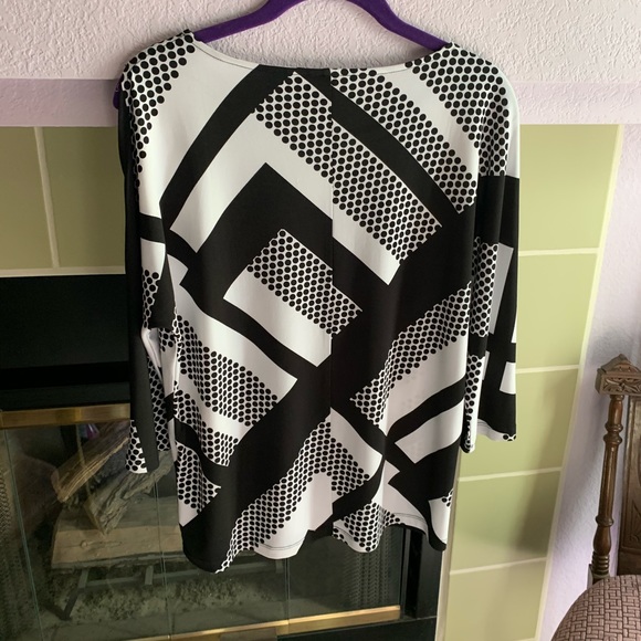 ⚫️🔲CHICO’S BLACK/WHITE TOP (SIZE 1) ⚫️🔲 - Picture 2 of 6
